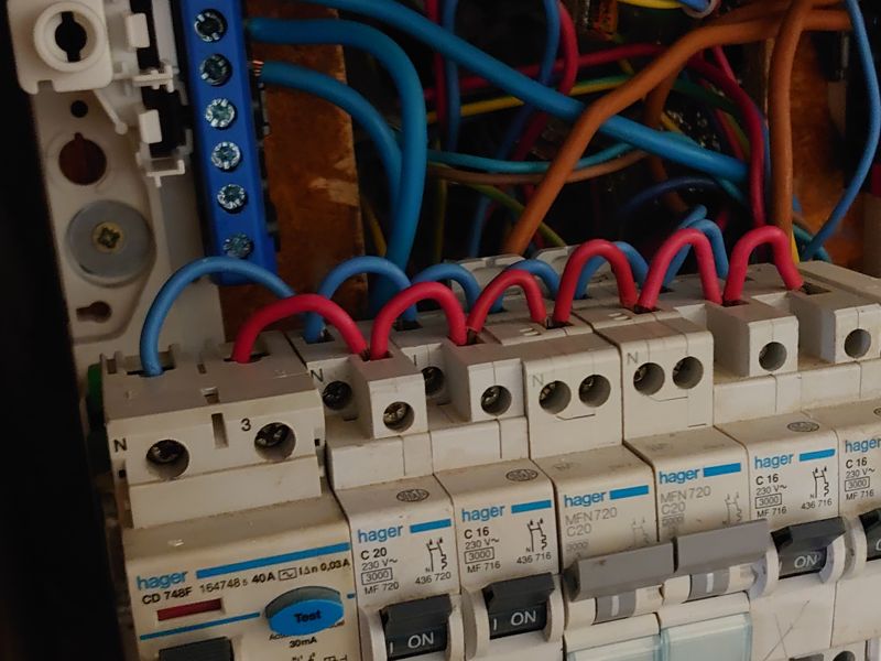 Tableau électrique vétuste et dangereux avant intervention
