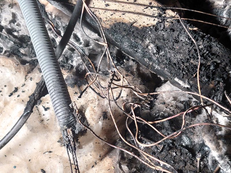 Câbles électriques entièrement carbonisés après un incendie
