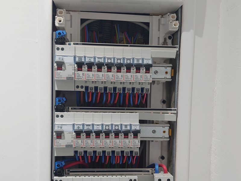 Câblage soigné d'un tableau électrique Legrand